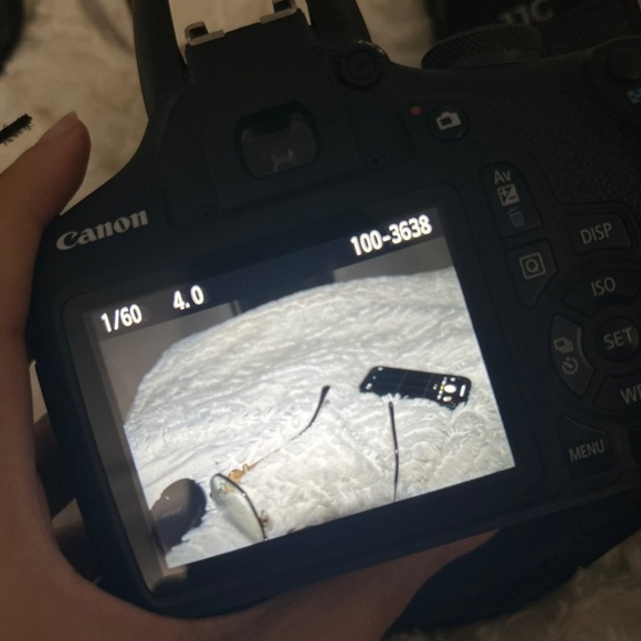 Canon EOS Rebel T7 - Picture 2 of 3